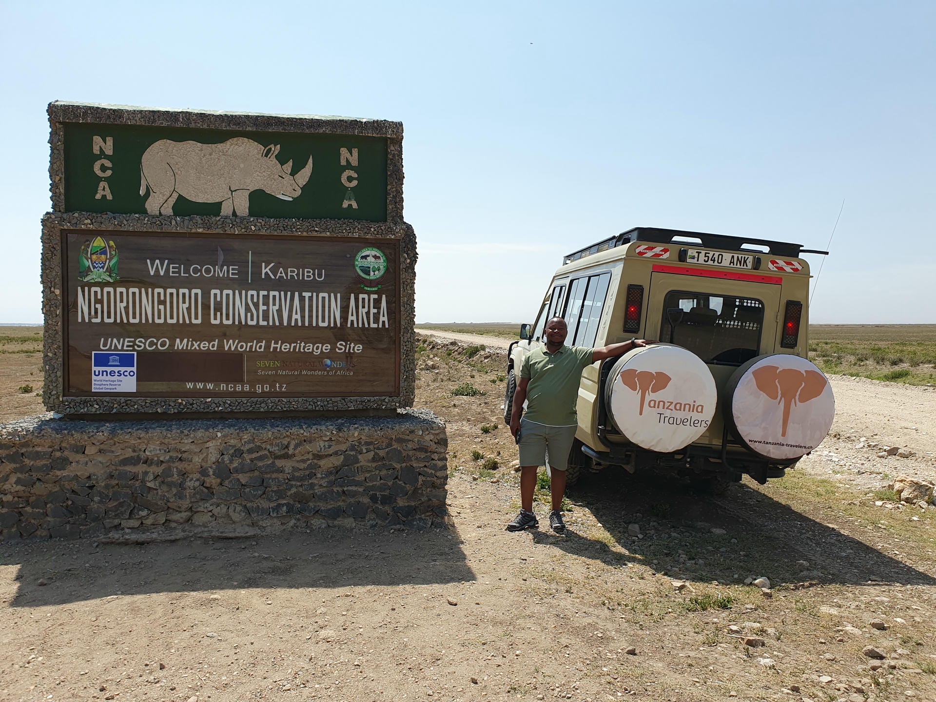 Guide neben einem Land Cruiser