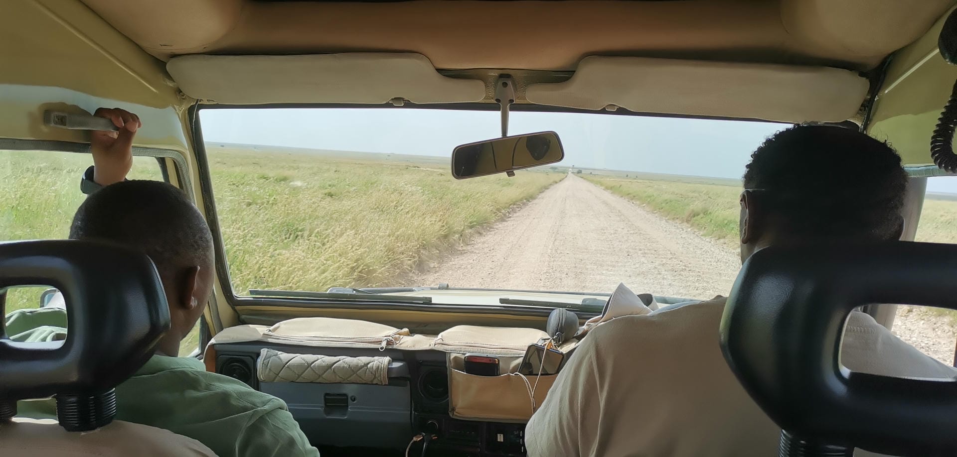 Ein Guide sucht die bequemste Route über die holprige Strasse