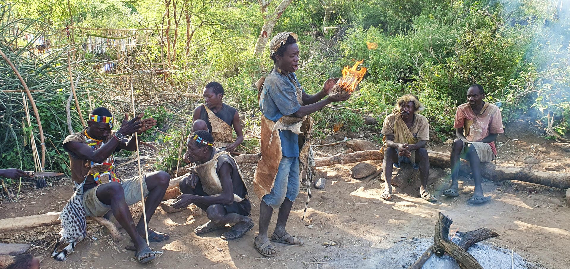 Die Hadzabe machen Feuer wie früher
