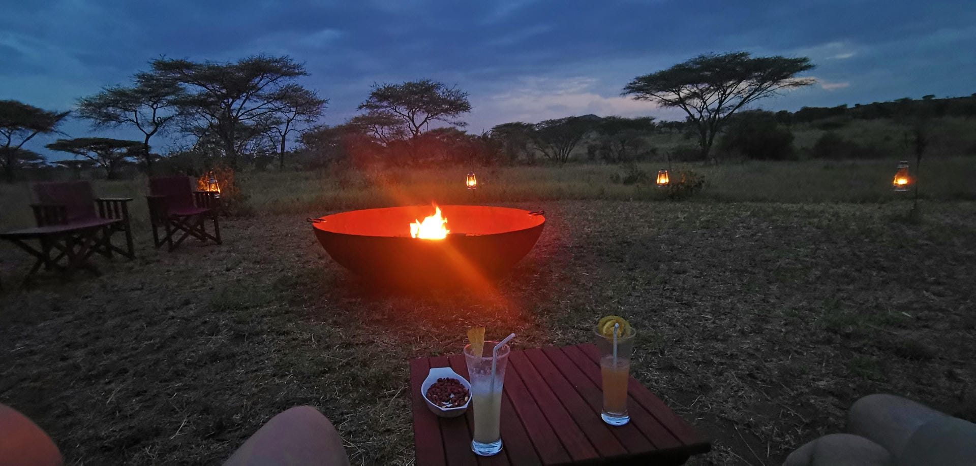 Am Lagerfeuer mitten in der Serengeti den Abend geniessen