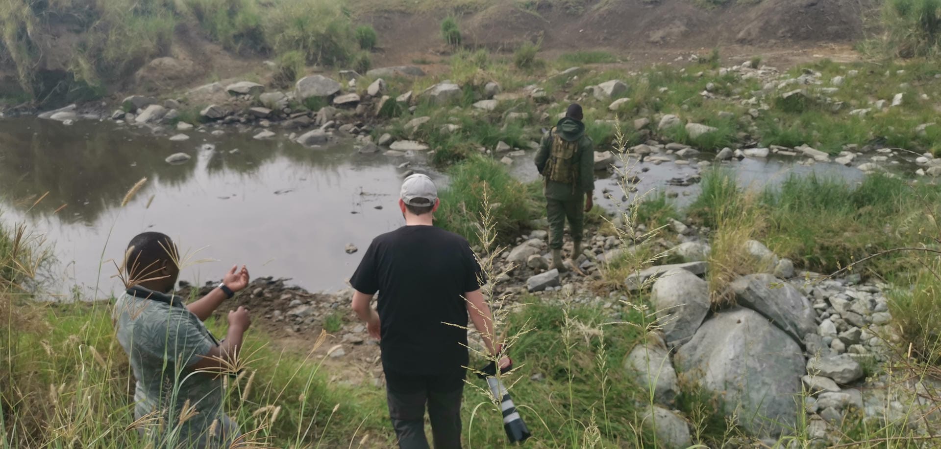 Unser Guide sucht eine geeignete Stelle, um den Fluss zu überqueren