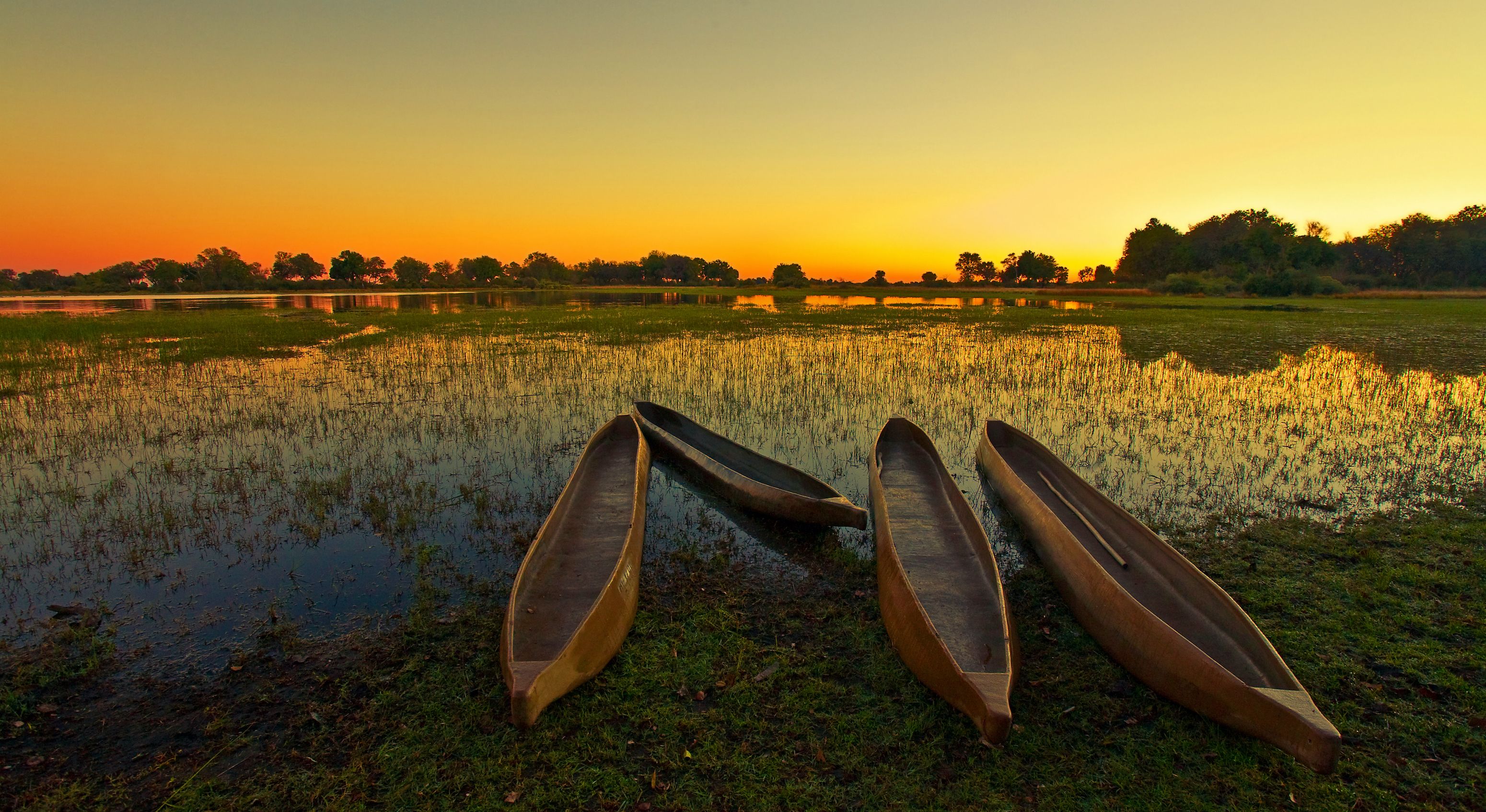 Mokoros at sunset